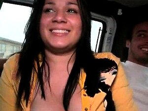 Une mignonne excitée aux gros seins se transforme en clochard de bus
