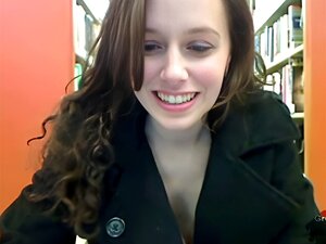 Une mignonne sexy se baise et taquine dans une bibliothèque publique