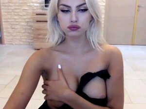 Une fille chaude aime être en cam. Vidéo complète sur