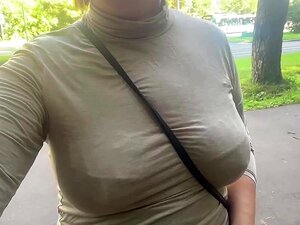 Femme exhibant sa nudité en public dans un parc public