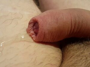 Gros plan sur une bite pisseuse