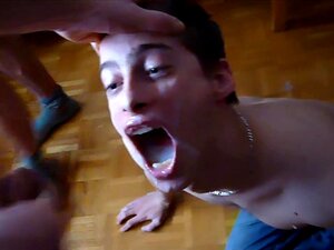 Un garçon amateur avale plusieurs giclées