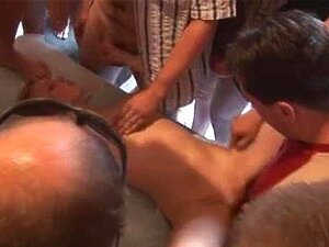Une blonde européenne reçoit des éjaculations internes d'une pièce