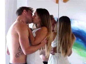 Eva Lovia censurée en softcore