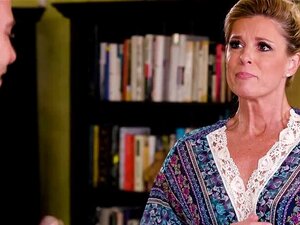 La prof MILF découverte doit donner un massage nuru à un mec pour le