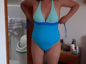 Je reviens de la plage concupiscente et me masturbe devant le