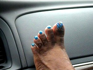 MILF noire aux orteils bleus