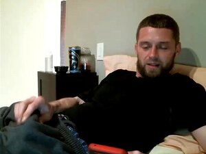 Un homme sexy et hétéro avec une bite géante éjacule une grosse