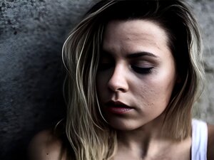 Découvrez comment un homme d'affaires puissant fait succomber une