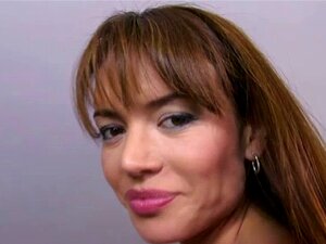 La bombe Franceska s'amuse hardcore avec elle. La putain de chaude