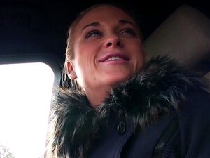 Blonde euro mignonne baise en bas POV, la blonde échevelée euro