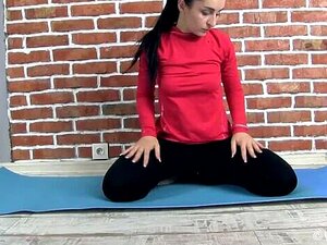 Di Devi se déshabille et se masturbe sur son tapis