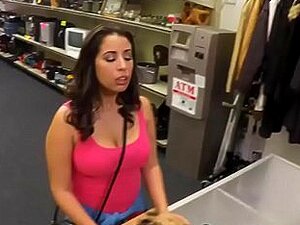 Une femme exhibe ses gros seins et se fait baiser