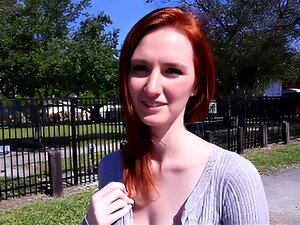 TittyAttack Naturellement busty maigre tache de rousseur pilonné