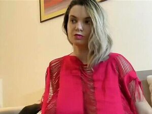 Petite chatte en rouge rebondit ses énormes seins naturels