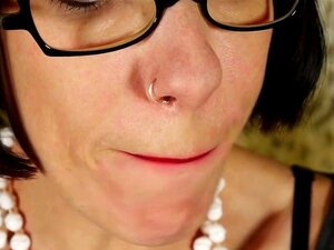 Belle-mère nerd mature et maigre avec une chatte très affamée