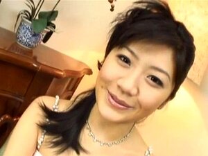 La mature experte Saya Misaki est émerveillée par un gros croc. Sa