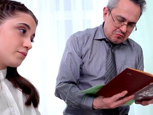 Vieille prof rusée - Une vieille prof rend une étudiante sexy