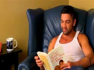 Hommes sexy, sa gorge est remplie de bites non circoncises, son corps