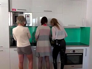 Regardez la belle-famille se faire chauffer pendant qu'elle baise