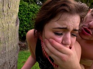 Une mignonne attachée se fait baiser brutalement en plein air. Une