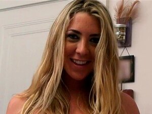 Petite salope sexy se fait percer par un vieux. La petite salope