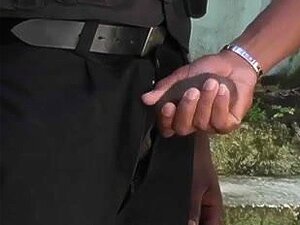 Un policier baisé fort