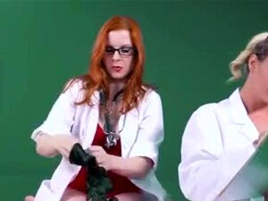 Infirmière rousse femdom et éjaculation dans la bouche