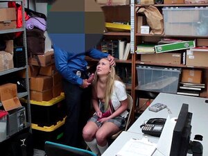 Un flic pervers baise une chatte mouillée de petites blondes sexy. Un