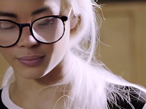 La plantureuse Joanna Angel et Stoya lèchent intensément des chattes