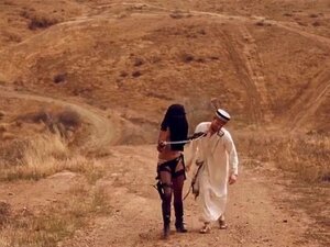Une princesse arabe baise son esclave