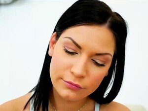 La mignonne Annie se fait plaisir par un grand-père barbu qui lui