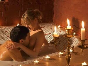 Baise anale érotique tout en prenant un bain moussant romantique