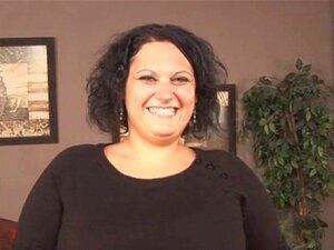 Un mec baise sa grosse copine chaude. La grosse salope rebondit sur la