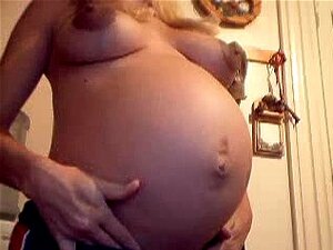 blonde enceinte se branle avec ses gros aréols