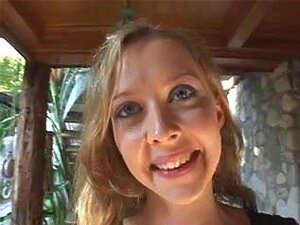 Le cul d'une blonde sexy et fraîche reçoit une baise anale hardcore,