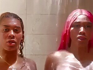 2 Beautés Trans Noires sucent et baisent sous la douche