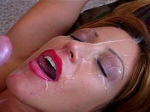 Violet prend une giclée de sperme sur le visage