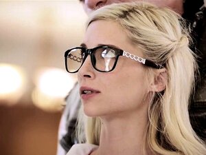 Une petite perverse veut du sexe de groupe et elle a apprécié. La