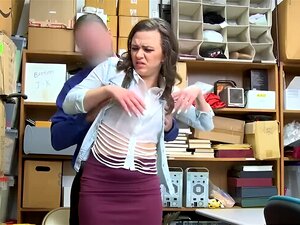 Une mignonne voleuse timide se fait baiser dans le cul par un officier