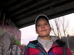 PublicAgent Yana, la danseuse de rue, baise pour être dans une