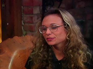 Une femme mûre séduit une jeune fille... F70