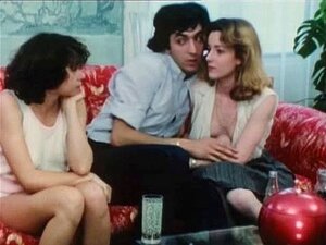 Sur le canapé rouge chinois