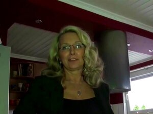 MILF en chaleur avec des seins MEGA se fait baiser par son patron au