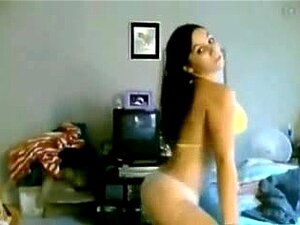 Super petite coquine à gros seins danse en cam