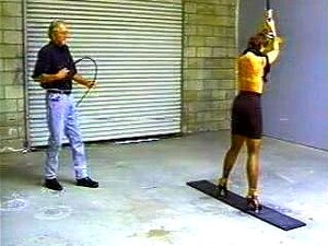 Découvrez la séance excitante de strip-tease et de fouet de Mallory