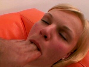 Blonde avec une grosse chatte baisée en anal avec éjaculation