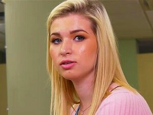 La timide débutante Stacey se fait malmener sur son premier porno