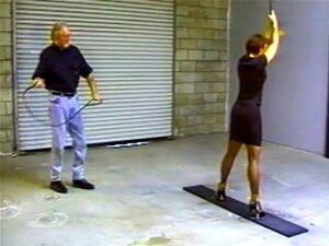 Mallory déshabillée et fouettée