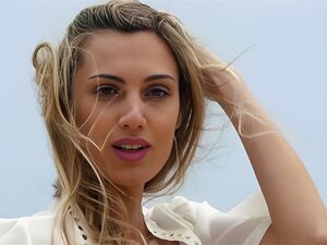  Milf blonde au gros cul Francy Torino posant totalement nue après la